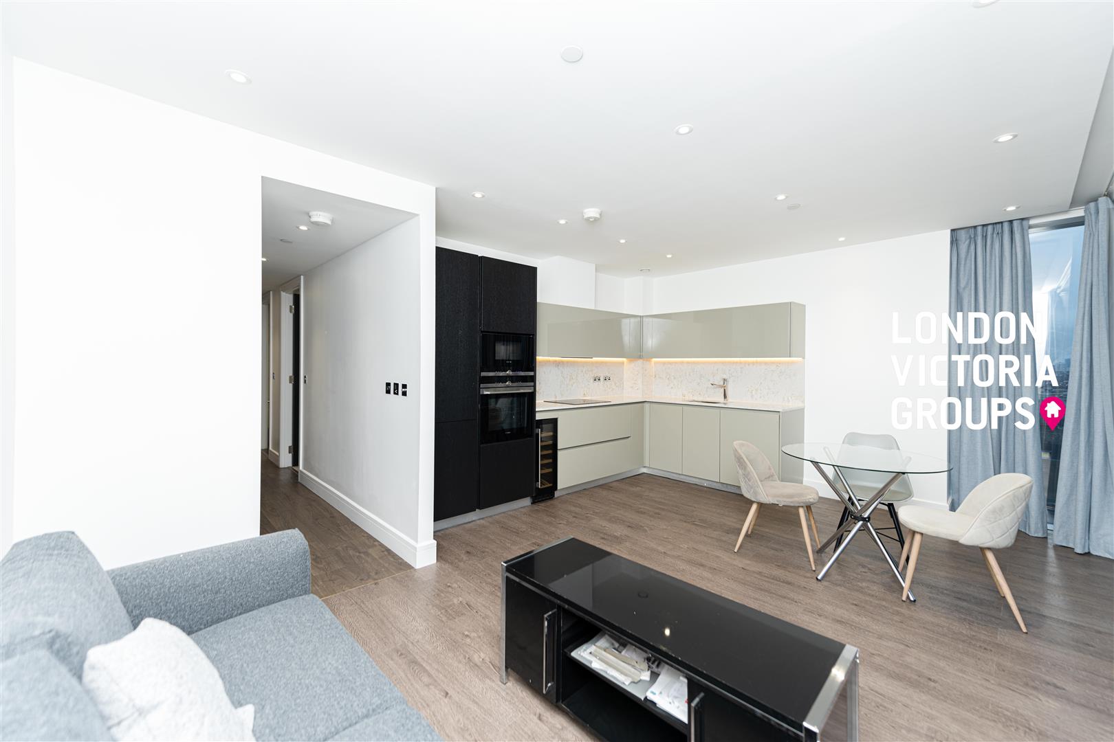 1 bed property in Cassia House, 30 Piazza Walk, London